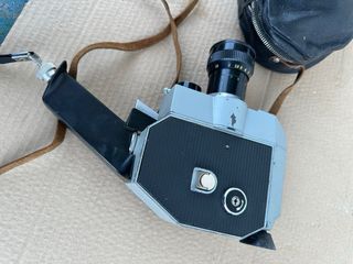 Cámara de vídeo vintage con funda