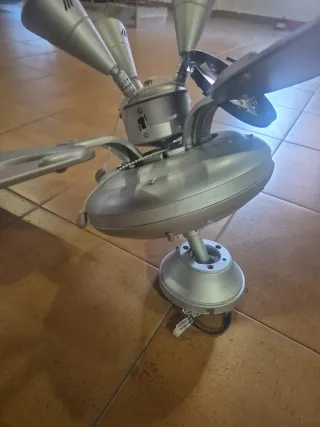 Ventilador de techo gris metálico