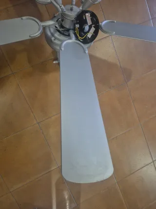 Ventilador de techo gris metálico