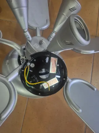 Ventilador de techo gris metálico