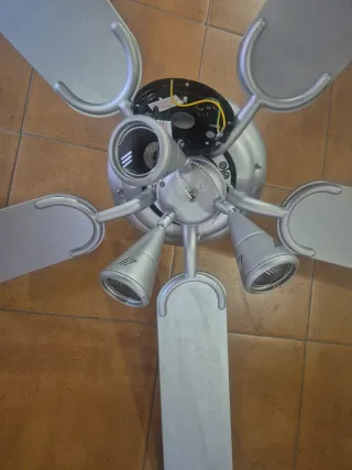 Ventilador de techo gris metálico