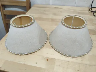 Pantallas de lámpara beige y doradas