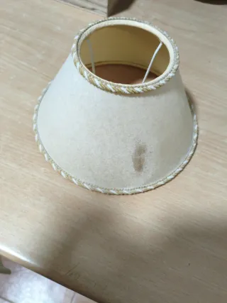 Pantallas de lámpara beige y doradas