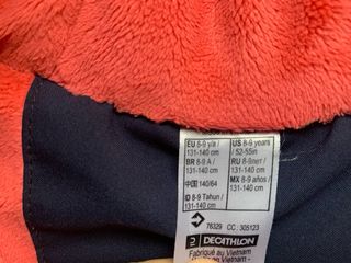 Abrigo montaña Quechua azul y rojo 8-9Y