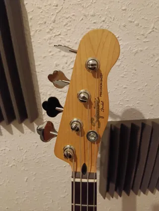 Bajo Eléctrico Squier Mike Dirnt signature.