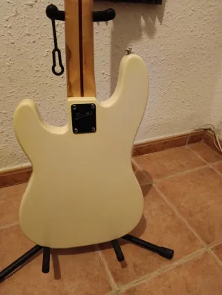 Bajo Eléctrico Squier Mike Dirnt signature.