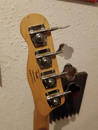 Bajo Eléctrico Squier Mike Dirnt signature.