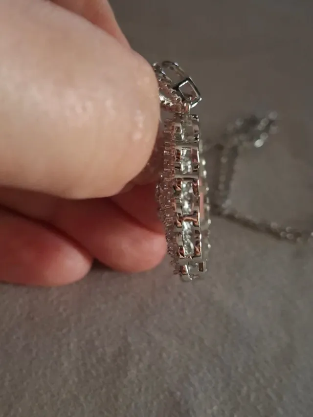 Collar con colgante de plata y circonitas.