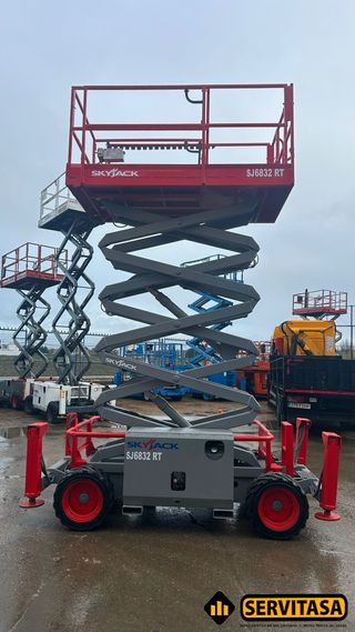 PLATAFORMA ELEVADORA DIÉSEL SKYJACK 12 METROS