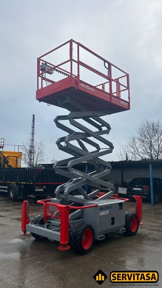 PLATAFORMA ELEVADORA DIÉSEL SKYJACK 12 METROS