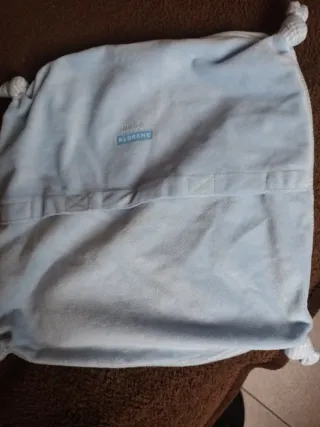 Muñeca bebé con babero y manta