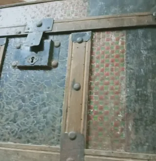Baúl antiguo madera y metal para restaurar