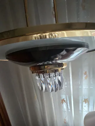 Lámpara colgante dorada con cristal