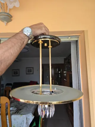 Lámpara colgante dorada con cristal