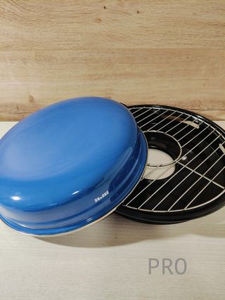 Churrasquera in acciaio smaltato con griglia a gas, ideale per grigliate e barbecue all'aperto