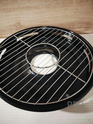 Churrasquera in acciaio smaltato con griglia a gas, ideale per grigliate e barbecue all'aperto