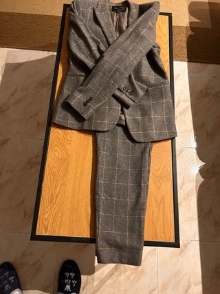 Traje de chaqueta y pantalón gris