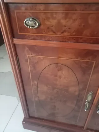 Aparador de madera con puertas y cajones