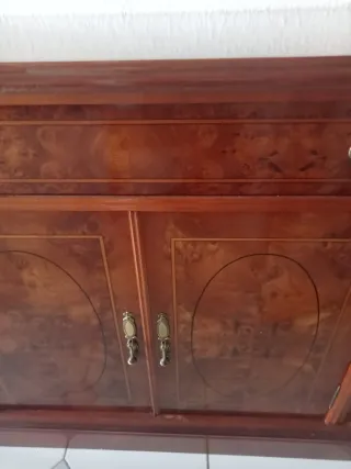 Aparador de madera con puertas y cajones