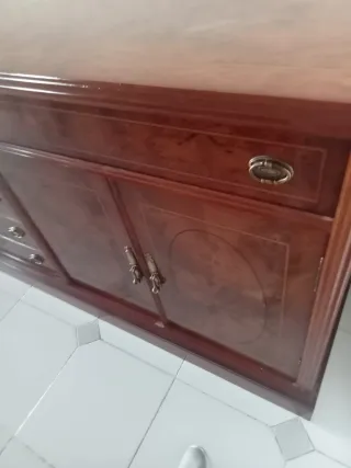 Aparador de madera con puertas y cajones