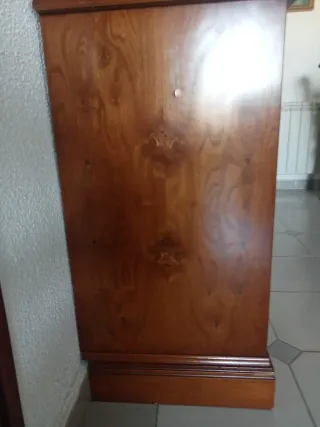 Aparador de madera con puertas y cajones