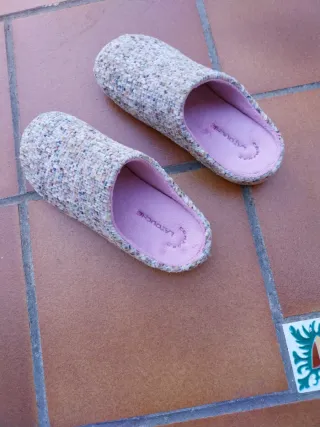 Zapatillas casa mujer beige y rosa