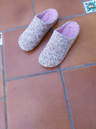 Zapatillas casa mujer beige y rosa