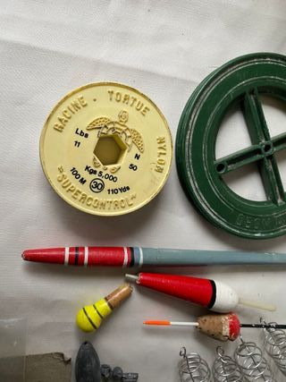 Lote de pesca: carrete, hilos, flotadores y señuel