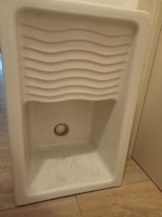 Pila de lavar blanca