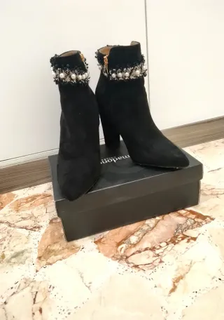 Stivaletti neri eleganti con perle (con tacchi)