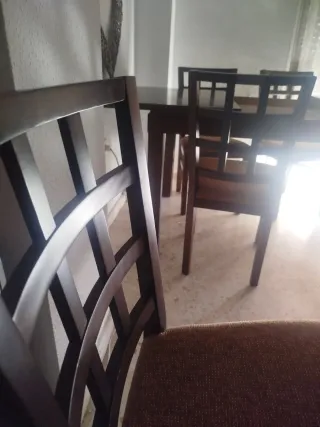 Mesa comedor+ 4 sillas madera color sapelli oscuro