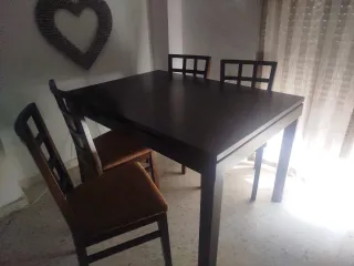 Mesa comedor+ 4 sillas madera color sapelli oscuro