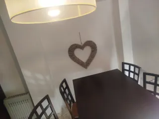 Mesa comedor+ 4 sillas madera color sapelli oscuro