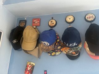 Gorras Beige y Negras y de muchas formas y colores