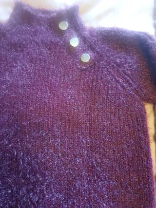 Jersey granate, cuello alto con botones dorados