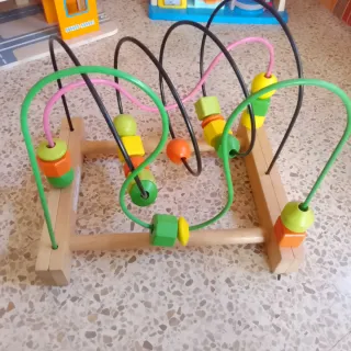 Juguete de madera con cuentas