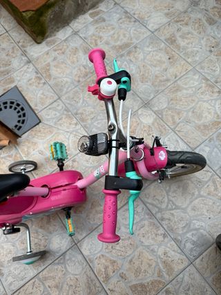 Bicicleta infantil rosa con ruedines