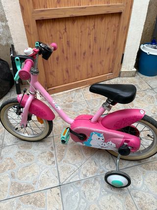 Bicicleta infantil rosa con ruedines