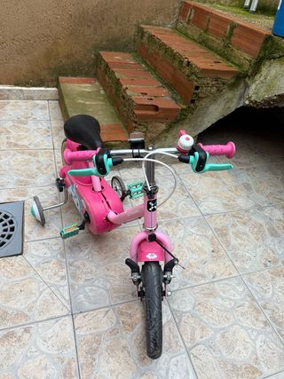 Bicicleta infantil rosa con ruedines