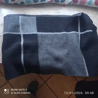 Sciarpa nera e grigia