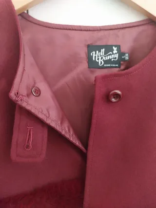 Capa Hell Bunny burdeos con pelo