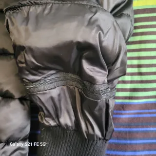 Piumino donna giovane nero.