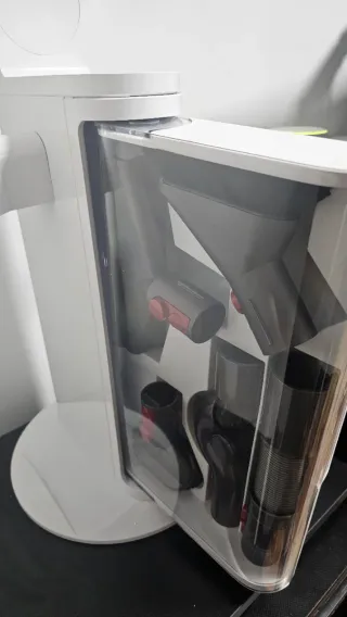 Soporte Dyson con accesorios