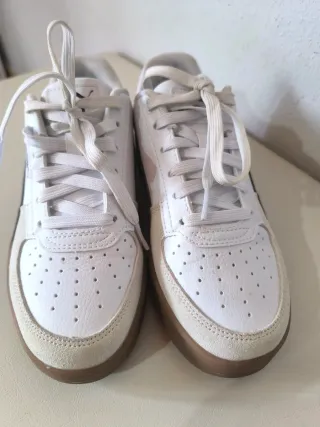 Zapatillas Puma Blancas y Beige