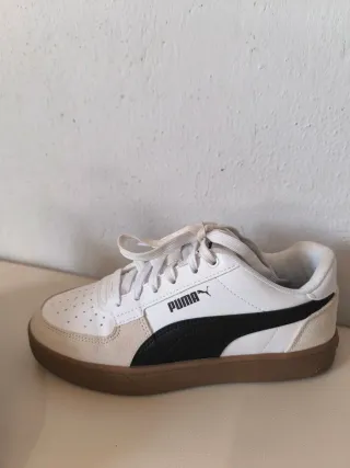 Zapatillas Puma Blancas y Beige