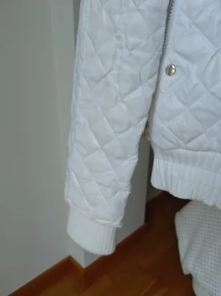 Cazadora PHARO blanca con pelo el cuello se le qui