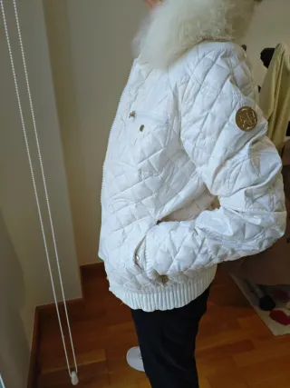 Cazadora PHARO blanca con pelo el cuello se le qui