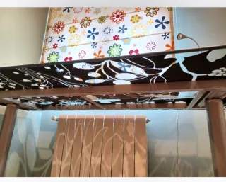 Mesa cristal y metal con silla roja