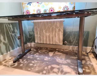 Mesa cristal y metal con silla roja