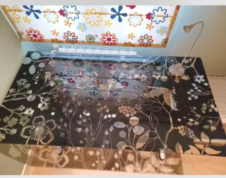 Mesa cristal y metal con silla roja